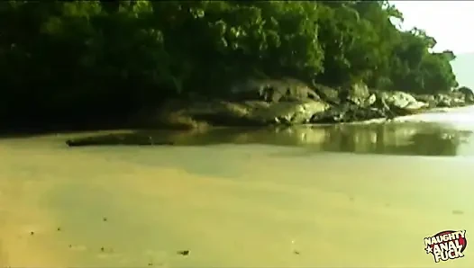 Adamı kadının her yerine dölünü boşaltirken döl bu sürtüğün yüzüne boşalıyor