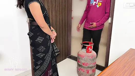 Orang pengiriman gas lunak menyerahkan selain tangki, di mana silinder kosong, saya mengambilnya.