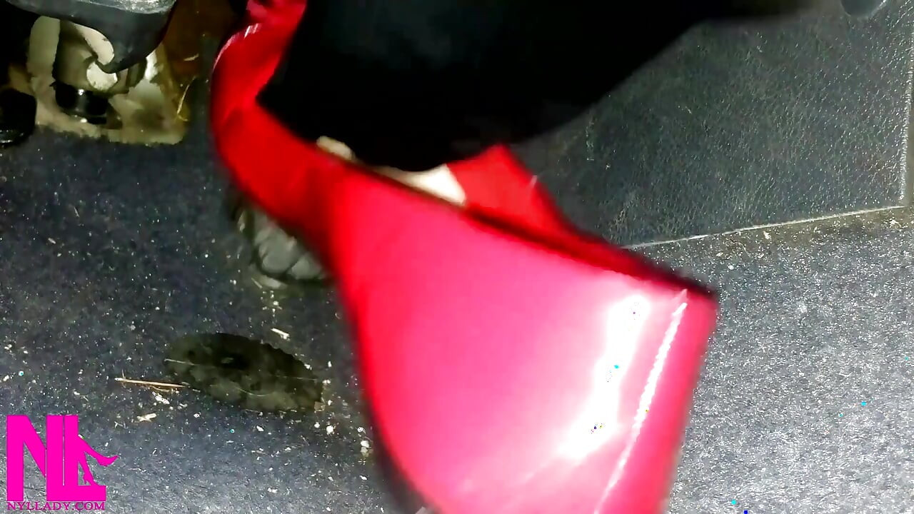 Pedalando e relaxando meus pés hosed em apartamentos pattent vermelhos