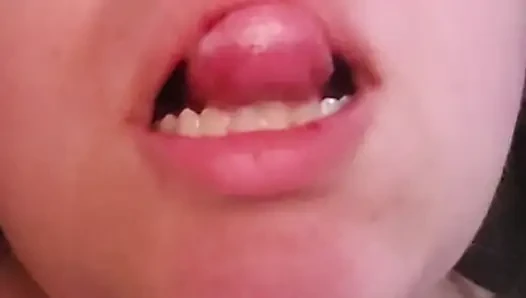 Vibratörümü kullanıyorum ve sonra tatlı dölümü yalıyorum