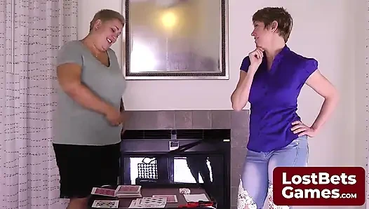 Pecundang pertandingan strip terakhir, ditinggalkan hanya dalam bra-nya