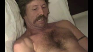 Зрелая мастурбирует в любительском видео