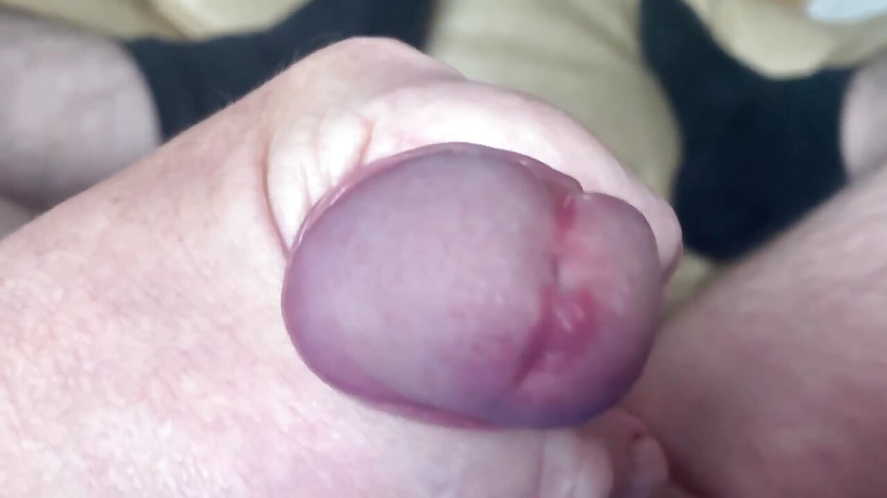 Întinsă pe canapea jucându-se cu pula mea, este atât de bine să te joci