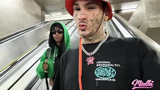 Sie kann es nicht ertragen, die Lautstärkemarkierungen zu sehen, und hat mich in die U-Bahn von São Paulo gesaugt