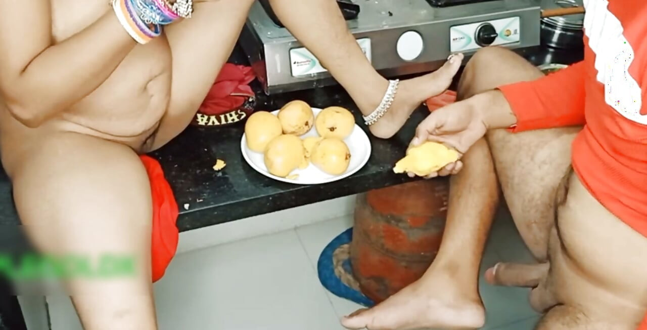 Mătușă indiană desi ne arată sânii ei fierbinți în bucătărie, soțul nostru vine să facem sex