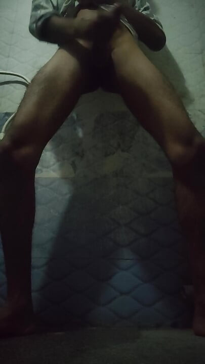 Banyomda porno videosu izleyerek mastürbasyon