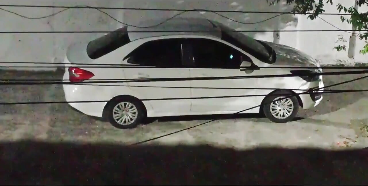 Baise avec son amant dans la voiture devant la maison et revient plein de sperme en souriant