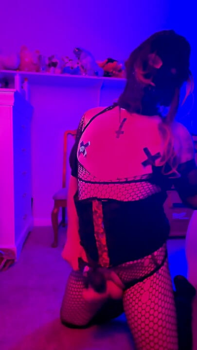 Toying solo TheXD needs new outfits send me some! Thanks you