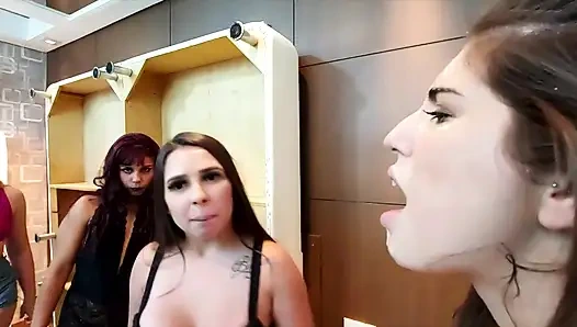 Spit spit swallow gang bang erotis ekstrem dengan4 gadis papan atas, menelan semua cewek seksi meludah