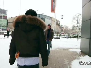 Deutscher Pornostar Kitty Core fickt mit 18-jährigem Jungen von der Straße