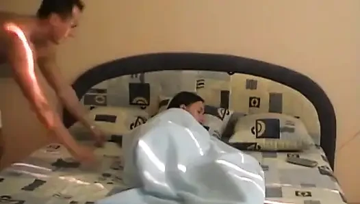 Красивой юной брюнетке отшпилили киску и наполнили рот спермой