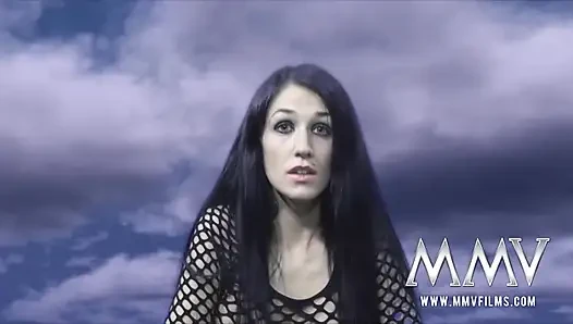 Cewek imut amatir dientot pakai permen lolipop di threesome