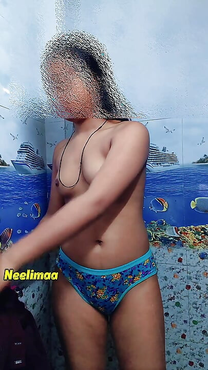 Hintli ateşli desi kız öğrenci üniformasını değiştiriyor ve mastürbasyon yapıyor. Hintli desi selfie videosu.