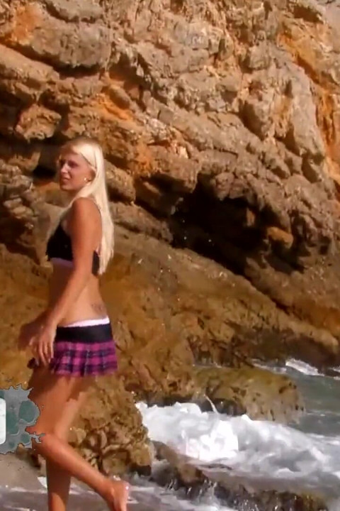 Mallory moore si cewek hot rambut pirang lagi asik bugil di pinggir pantai