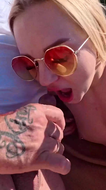 Oung जर्मन छात्रा अपने पुराने प्रेमी को जंगली आउटडोर चुदाई के लिए तरसती है