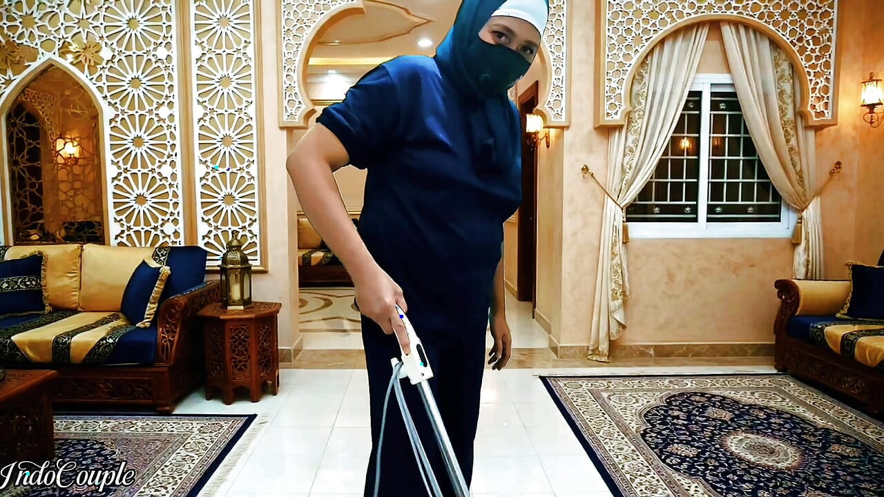Uma linda chefe muçulmana de hijab quer que eu foda o pau minúsculo de uma empregada doméstica na Arábia Saudita