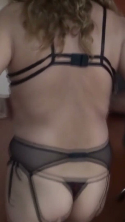 에로틱한 란제리를 입고 몸을 드러내는 게 흥분돼, 팬티 사이로 보이는 털 많은 보지를 봐, 나 박히고 싶어 | 클립 2