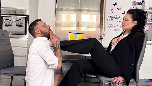 Rekan dengan kaki yang sakit memijat dan menjilat dengan pantyhose, dengan imbalan blowjob