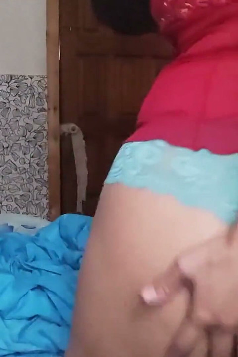Europäische amateurin mit dicken oberschenkeln liebt masturbation