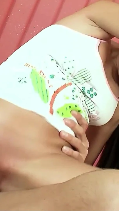 Indimenticabile momento dalla "Piccola sorellastra con le tette piccole in canottiera si becca un dildo e seduce per scopare"
