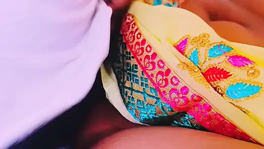 Köylü teyze kocasını kocasının babasını sikiyor. Telugu edepsizce konuşuyor.