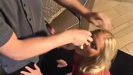 Hengst fickt die geile blondine in muschi und arsch und gibt dann ihr gesichtsbesamung