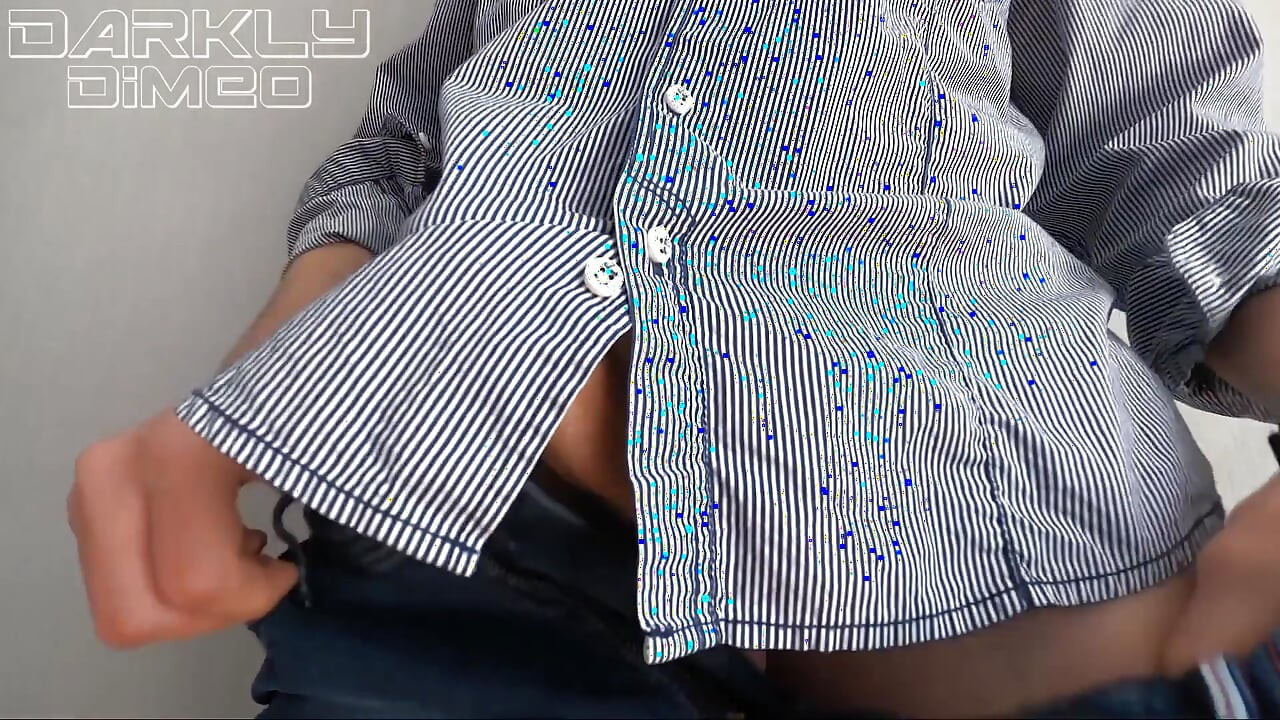 Napaljeni tip u trapericama drka kurac, teško diše, prljavo pričanje i ogromno svršavanje