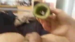 Orgasme de concombre avec des bas