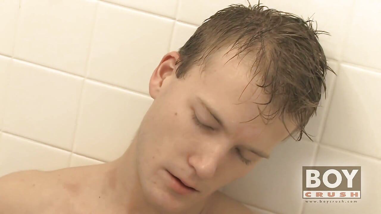 Alec Showers off