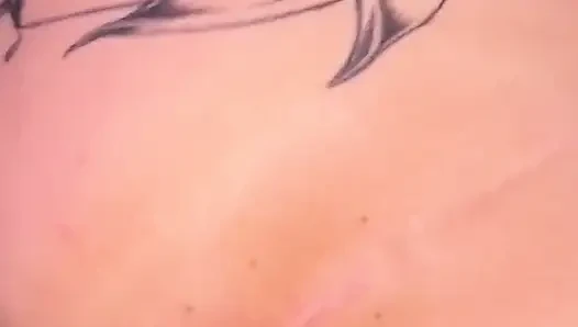 Backshot dengan butt plug di pantat bahenol tante seksi