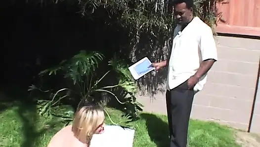 Dieser hübsche schwarze typ mit großem schwanz will diese enge muschi füllen