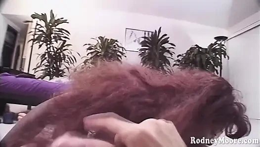 Riesige gesichtsbesamung auf hübschem schwarzem gesicht, retro 90er ebenholz