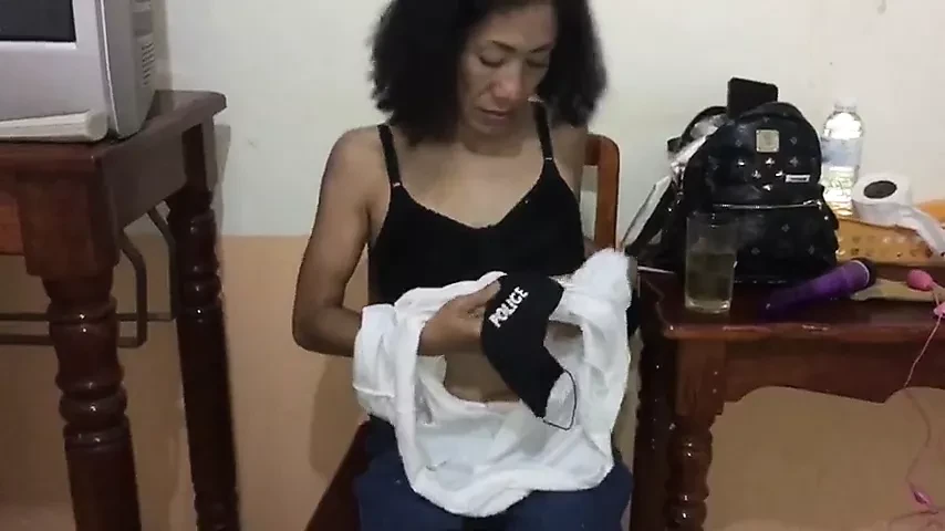 Usne apni choot dikhane ke lie khud ke sath khela