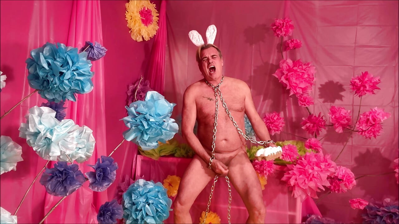 EASTER BUNNY LAYS EGGS 4 003