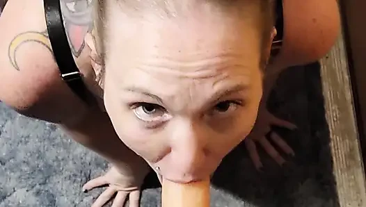 Ich sauge einen 9-zoll-dildo und spiele damit doggystyle und missionarsstellung