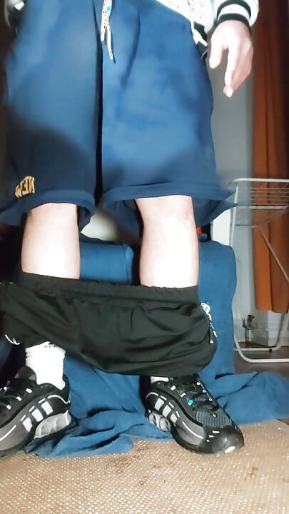 The Dregsau Dj-bro Pisses in His Pants.