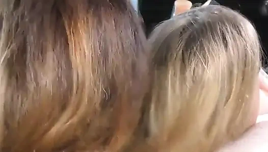 Дрочка волосами с блондинкой и крошками-брюнетками