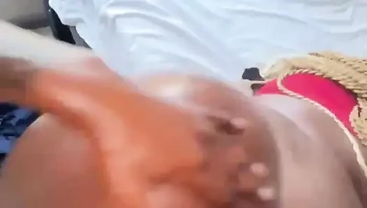 Cukup banyak untuk besar pria kulit hitam