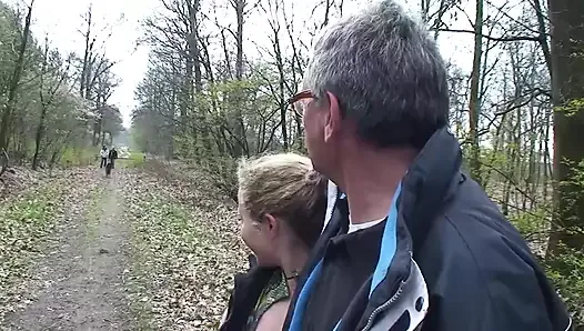 Une Allemande sauvage se fait baiser par deux bites chargées en même temps