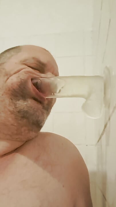Dildo sucking in the bathtub
