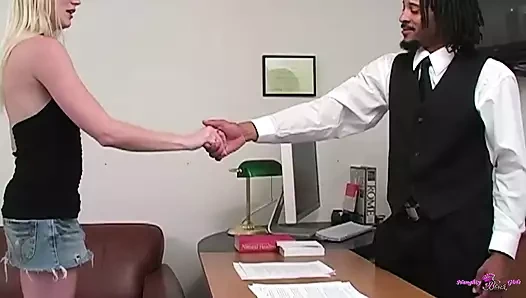 Çok azgın bir sarışın doktoruna sorunlarını anlatıyor ve sonra büyük zenci yarağını götten alıyor