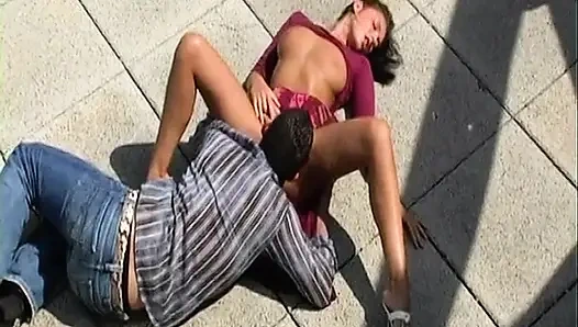 Olgun esmer ıslak anal seansında genişliyor
