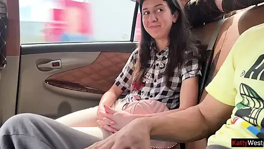 Pipe risquée dans un taxi - une fille suce une bite pendant que le chauffeur ne regarde pas