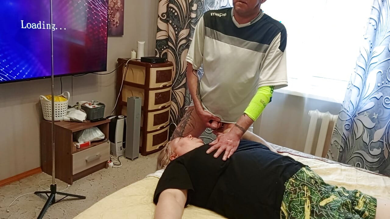 我撸管我的鸡巴，在我的嘴里操我的邻居，然后射在她身上