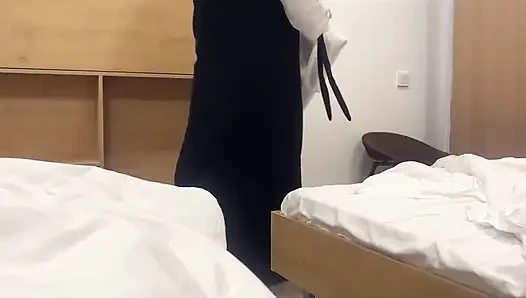 Pembantu Arab menggoda pelanggan hotel dengan memek sempitnya di kamar
