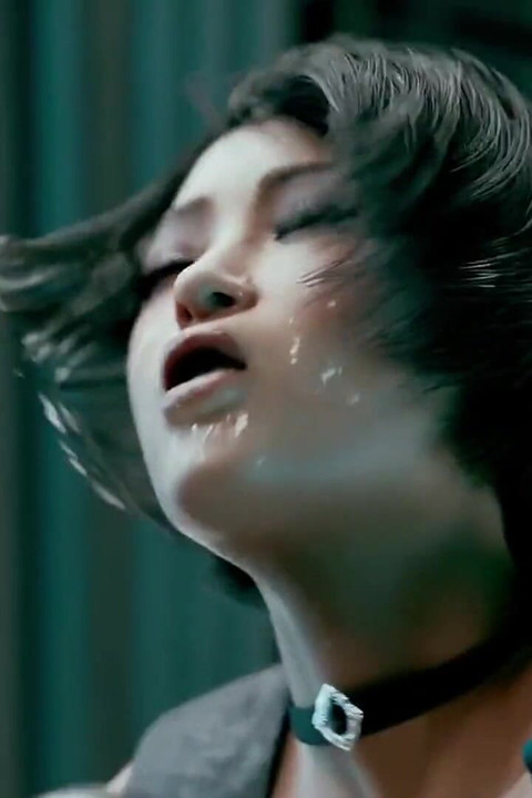 Η τρανσέξουαλ Sue Storm Paizuri γαμάει την Emma Frost, στενό ασιατικό μουνί Η Ada Wong γεμίζει το στενό μουνί της με τρανσέξουαλ χύσια