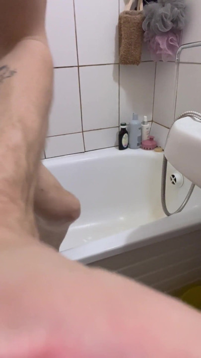 Femboy lagi asik main di kamar mandi | Klip 2