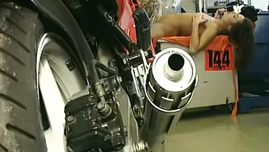Heiße deutsche schätzchen genießen analorgie kurz vor dem Motogp-rennen