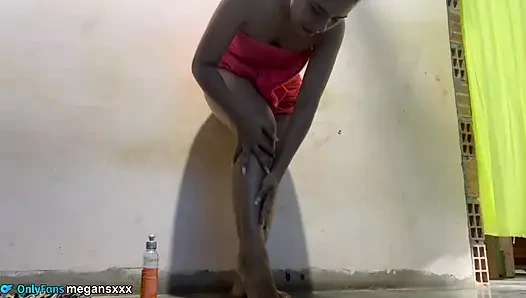 Aku memata-matai saudara tiriku di kamarnya dan dia mergokin aku lagi