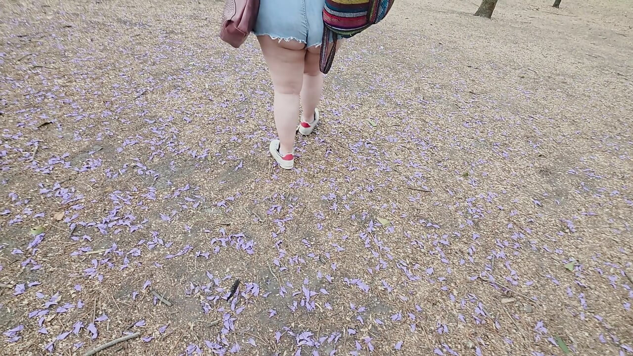 (gecensureerd - gecensureerd - geen mensen in de buurt) Ik hou ervan om in het openbaar rond te lopen met sperma op mijn gezicht en te pronken met mijn enorme kont
